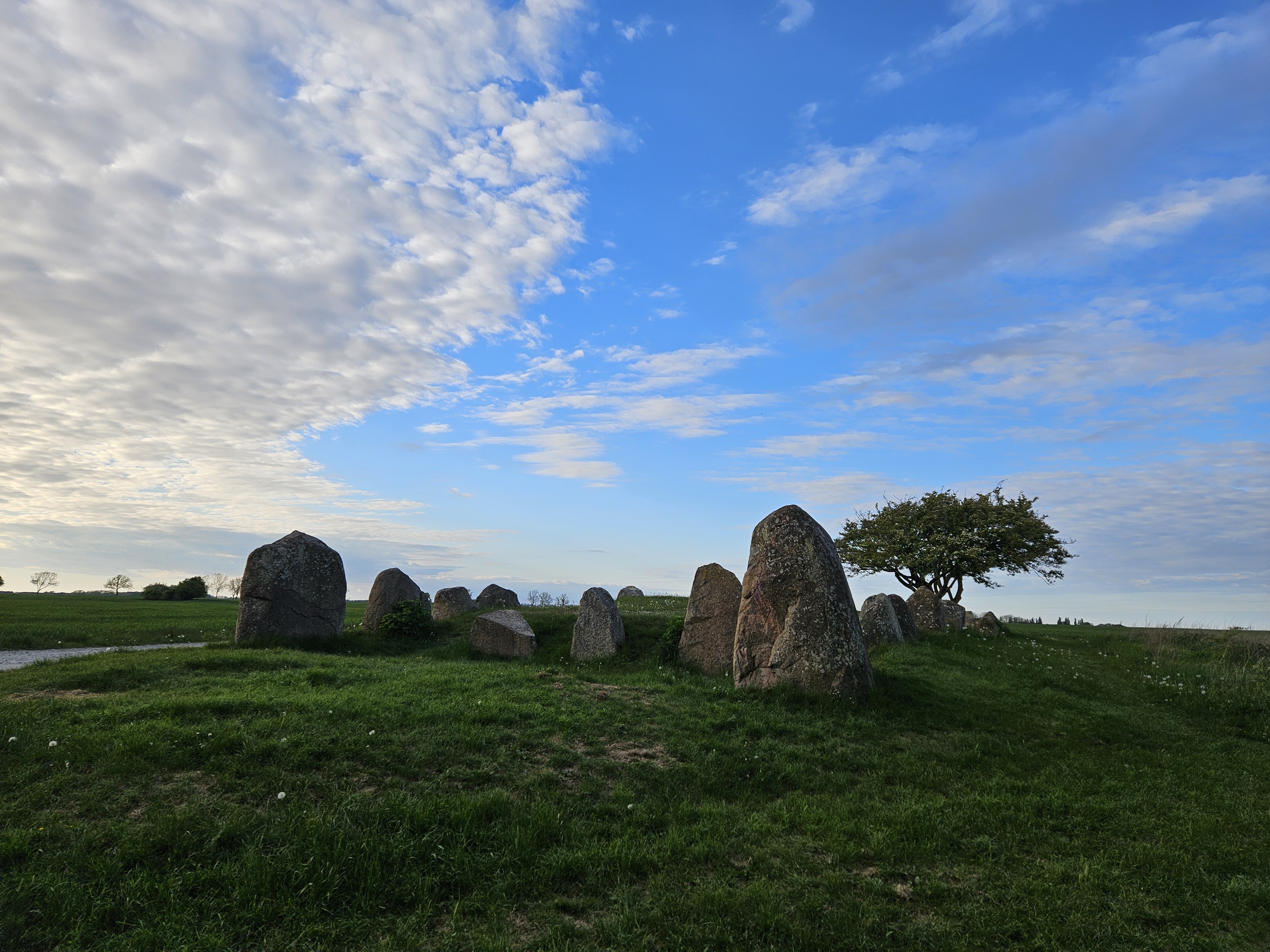 01.Dolmen